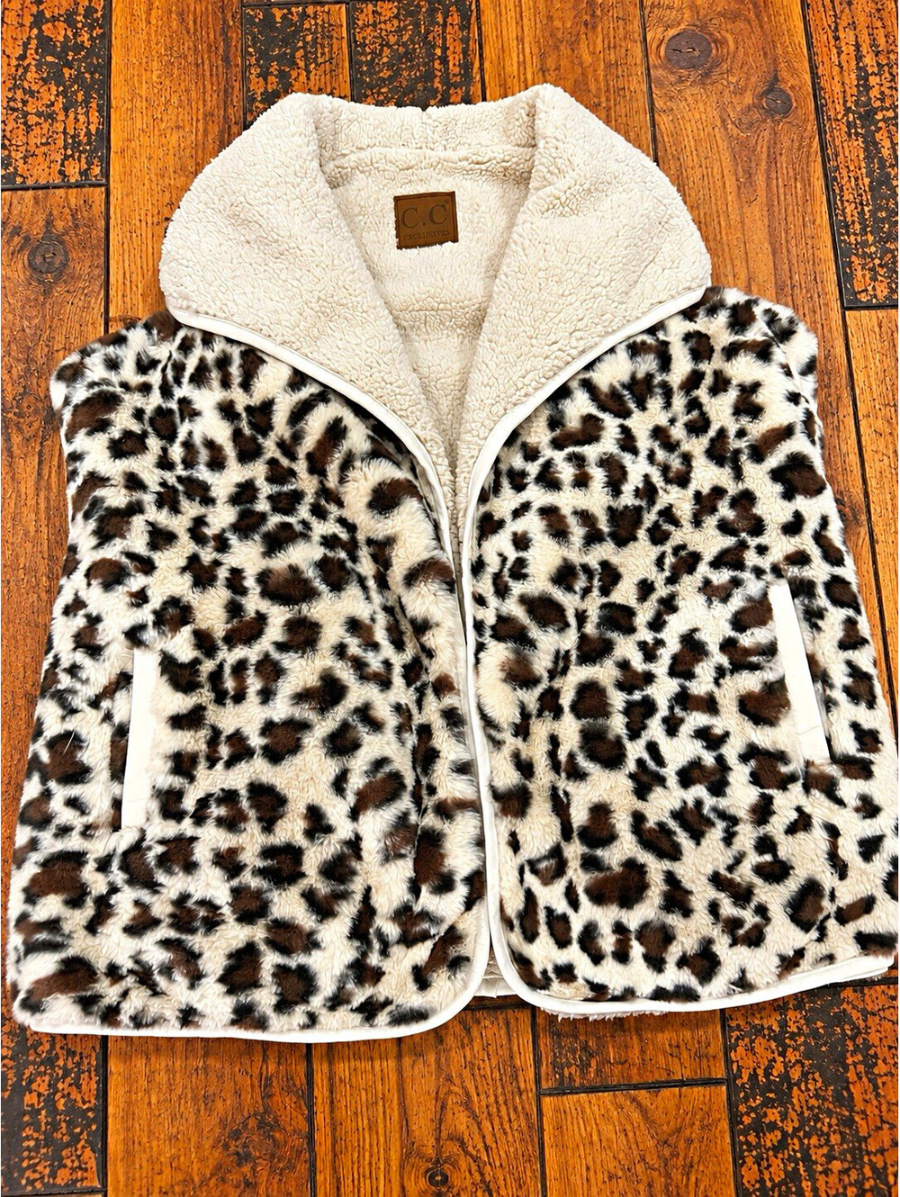C.C Exclusives Women’s Reversible Leopard Print Sherpa Zip Vest Pockets